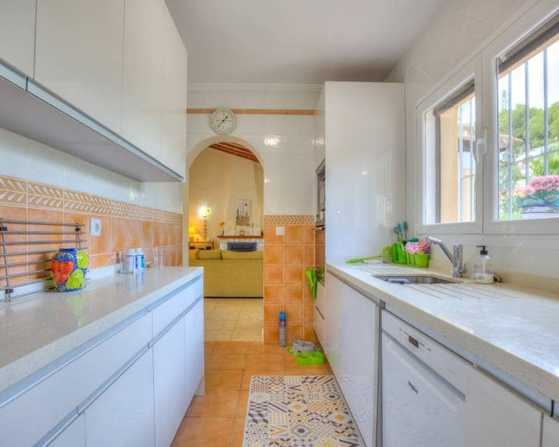 4 soveværelse Villa til salg i Benissa med swimmingpool garage - € 599.000 (Ref: 10091025)