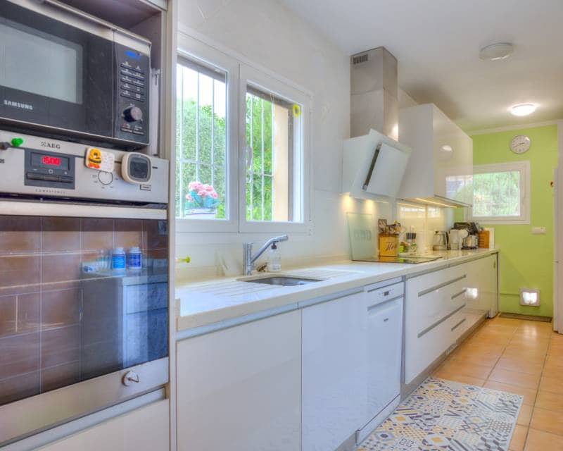 4 soveværelse Villa til salg i Benissa med swimmingpool garage - € 599.000 (Ref: 10091025)