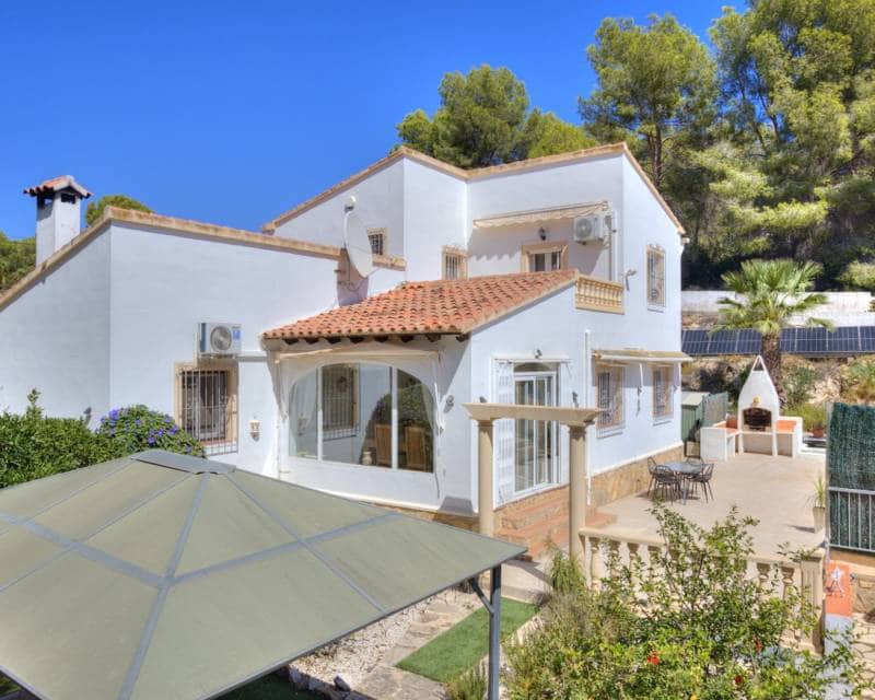 4 soveværelse Villa til salg i Benissa med swimmingpool garage - € 599.000 (Ref: 10091025)