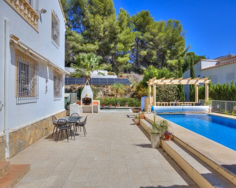 4 soveværelse Villa til salg i Benissa med swimmingpool garage - € 599.000 (Ref: 10091025)