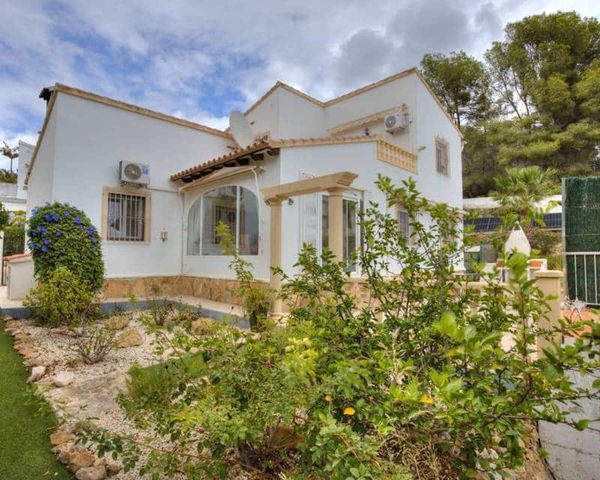 4 soveværelse Villa til salg i Benissa med swimmingpool garage - € 599.000 (Ref: 10091025)