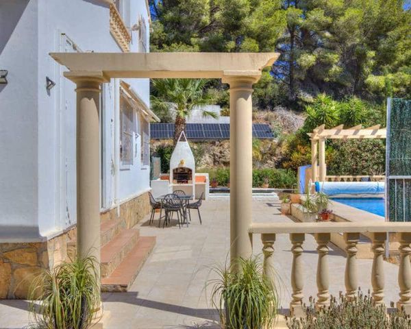 4 soveværelse Villa til salg i Benissa med swimmingpool garage - € 599.000 (Ref: 10091025)