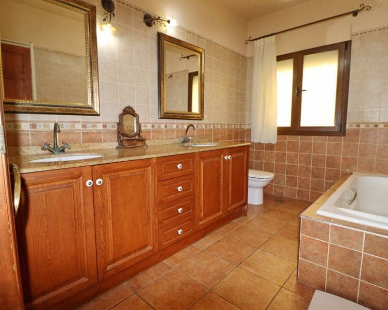 4 Zimmer Villa zu verkaufen in Altea mit Pool Garage - 590.000 € (Ref: 5901971)