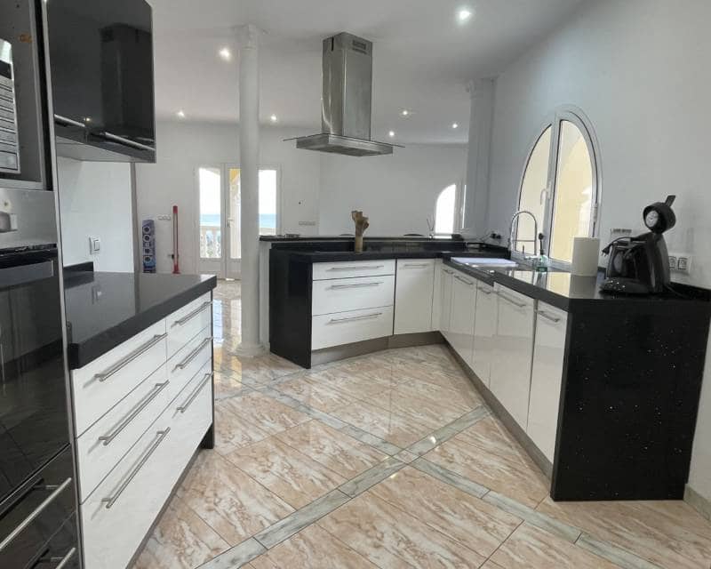 4 bedroom Villa for sale in Calpe / Calp with pool - € 1,250,000 (Ref: 8688465)