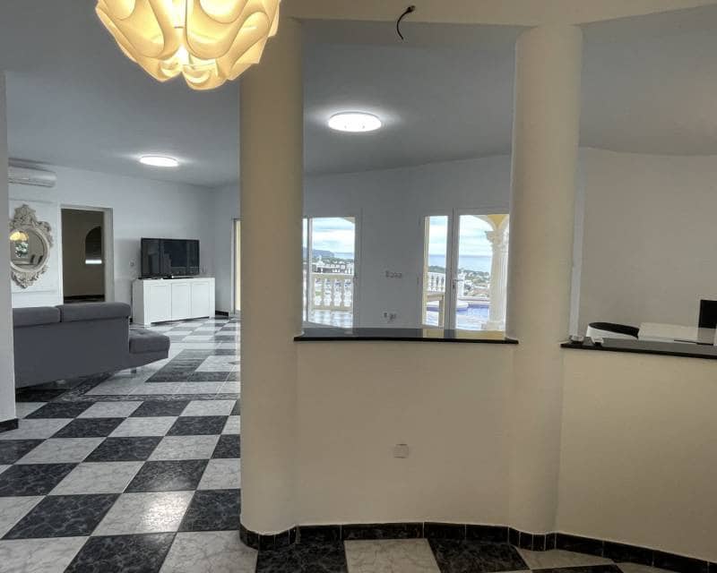 4 bedroom Villa for sale in Calpe / Calp with pool - € 1,250,000 (Ref: 8688465)