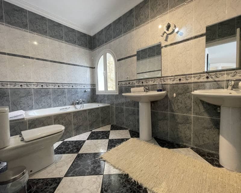 4 bedroom Villa for sale in Calpe / Calp with pool - € 1,250,000 (Ref: 8688465)