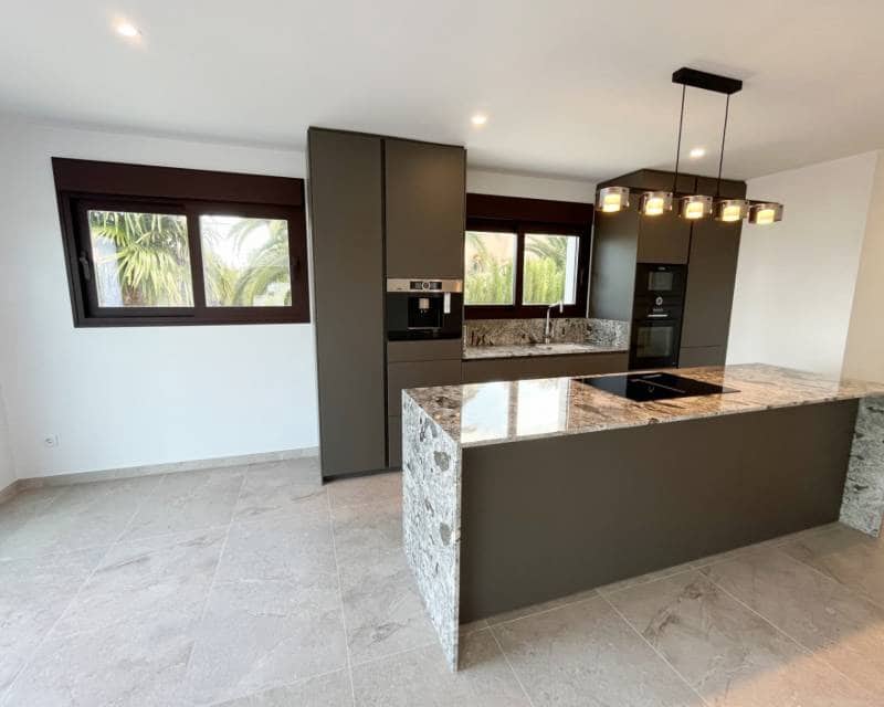 Chalet de 4 habitaciones en Dénia en venta con piscina - 999.000 € (Ref: 8688587)