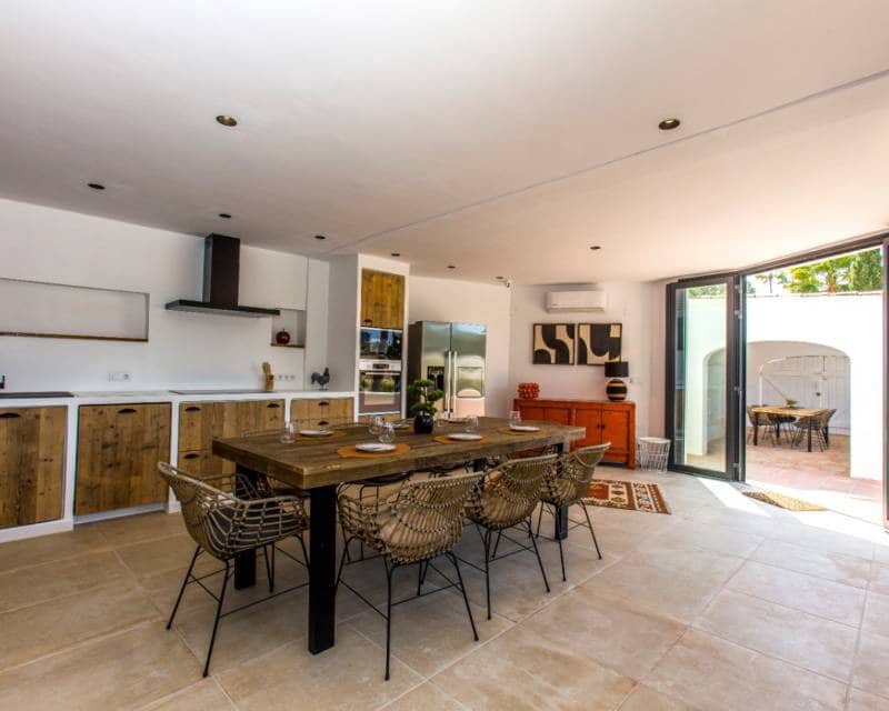 4 bedroom Villa for sale in Benissa with pool - € 1,650,000 (Ref: 9386290)