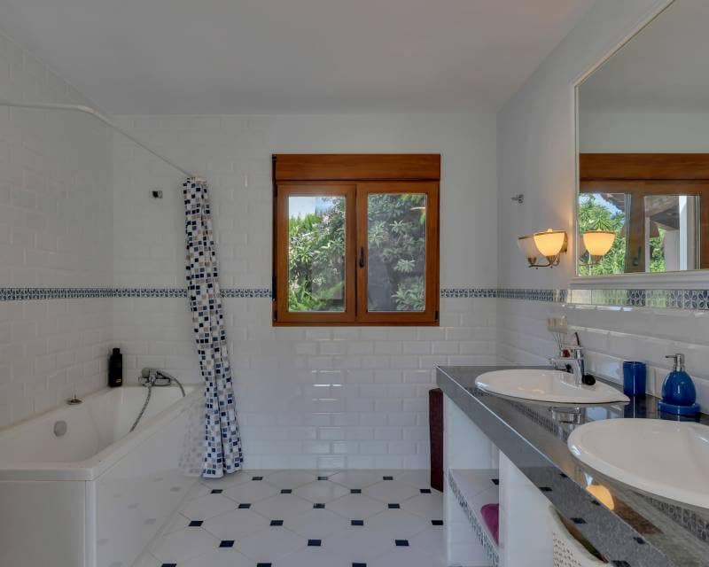 4 sypialnia Willa na sprzedaż w Denia z basenem garażem - 1 250 000 € (Ref: 9457739)