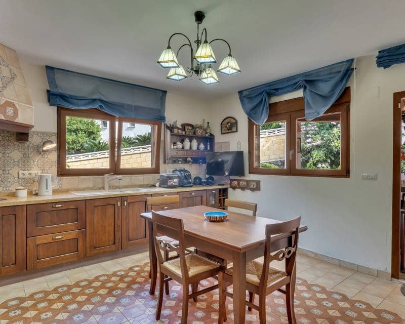 4 sypialnia Willa na sprzedaż w Denia z basenem garażem - 1 250 000 € (Ref: 9457739)