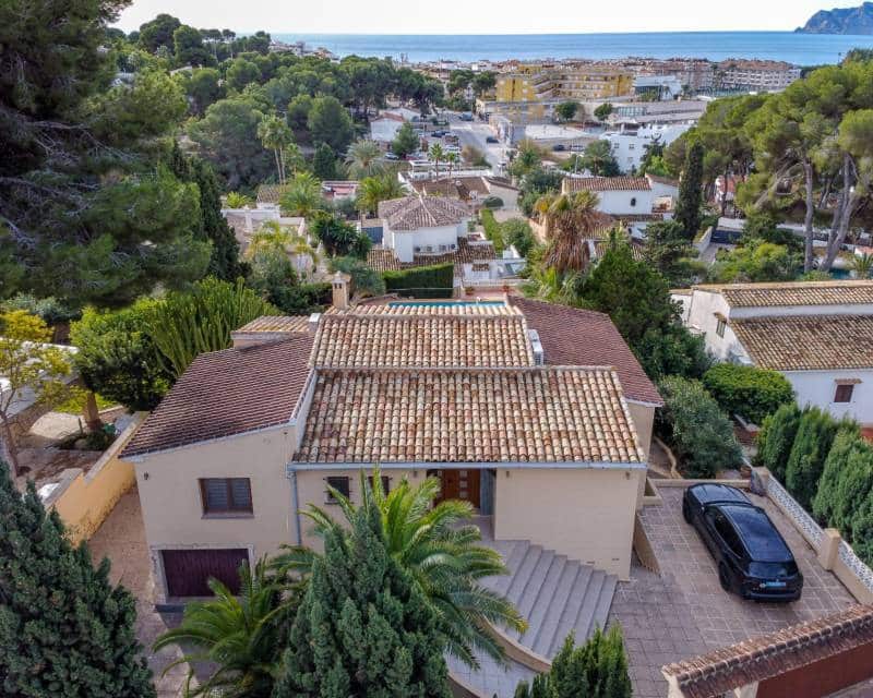 3 bedroom Villa for sale in Moraira with pool - € 1,795,000 (Ref: 9489774)