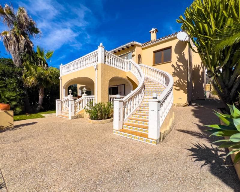 3 bedroom Villa for sale in Moraira with pool - € 1,795,000 (Ref: 9489774)