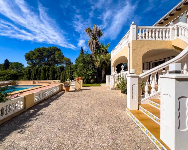 3 bedroom Villa for sale in Moraira with pool - € 1,795,000 (Ref: 9489774)