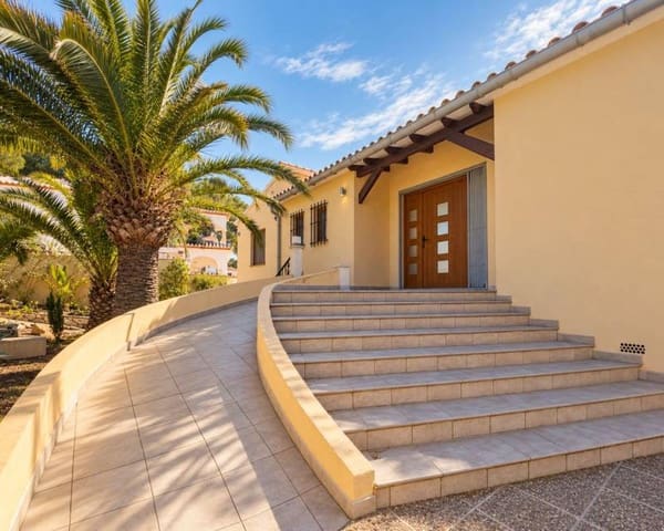 3 soverom Villa til salgs i Moraira, Teulada-Moraira med svømmebasseng garasje - € 1 425 000 (Ref: 9489774)