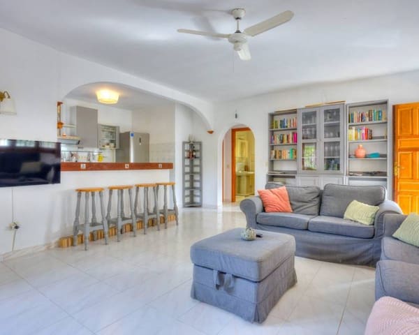 4 bedroom Villa for sale in Moraira, Teulada-Moraira with pool - € 599,000 (Ref: 9618576)