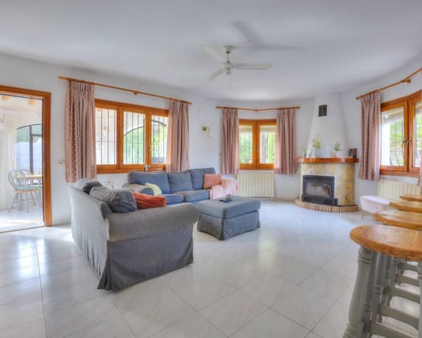 4 bedroom Villa for sale in Moraira, Teulada-Moraira with pool - € 599,000 (Ref: 9618576)