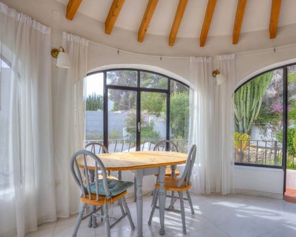 4 bedroom Villa for sale in Moraira, Teulada-Moraira with pool - € 599,000 (Ref: 9618576)