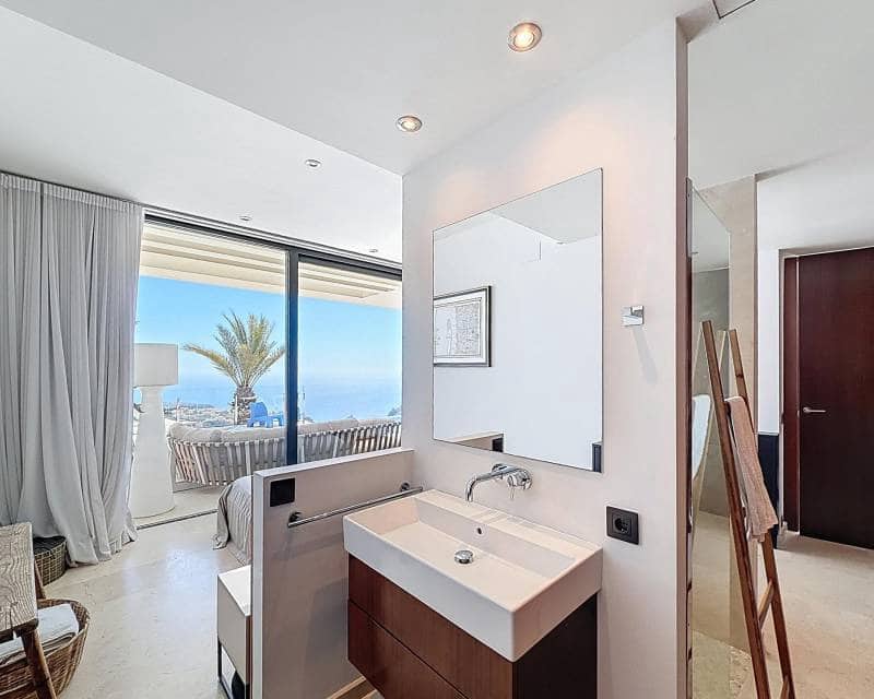 4 bedroom Villa for sale in Benitachell / Benitatxell with pool - € 2,450,000 (Ref: 9819158)
