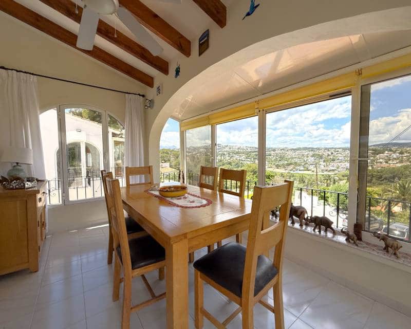 4 bedroom Villa for sale in Moraira with pool - € 475,000 (Ref: 9844170)