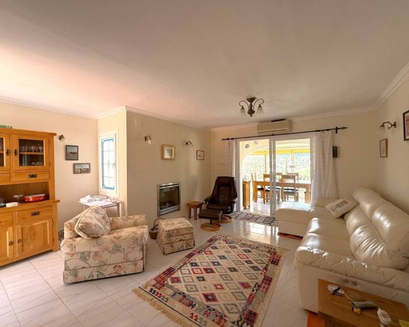 4 bedroom Villa for sale in Moraira with pool - € 475,000 (Ref: 9844170)
