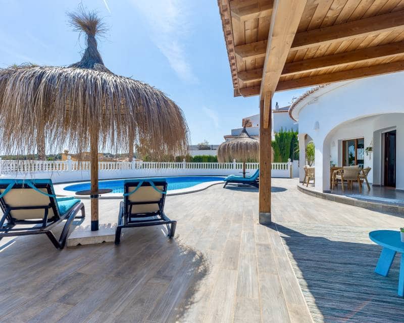 3 bedroom Villa for sale in Moraira with pool - € 1,150,000 (Ref: 9844174)