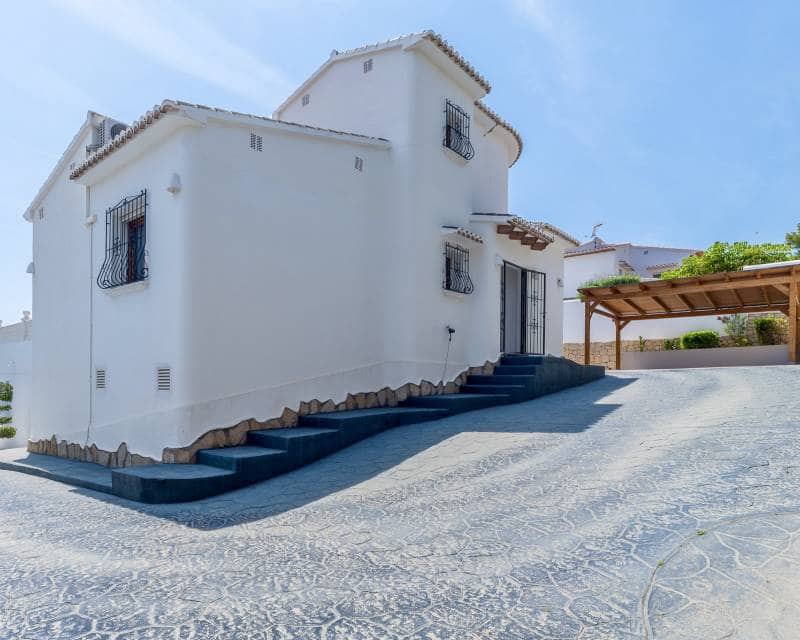 3 bedroom Villa for sale in Moraira with pool - € 1,150,000 (Ref: 9844174)