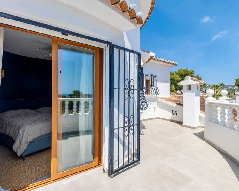 3 bedroom Villa for sale in Moraira with pool - € 1,150,000 (Ref: 9844174)