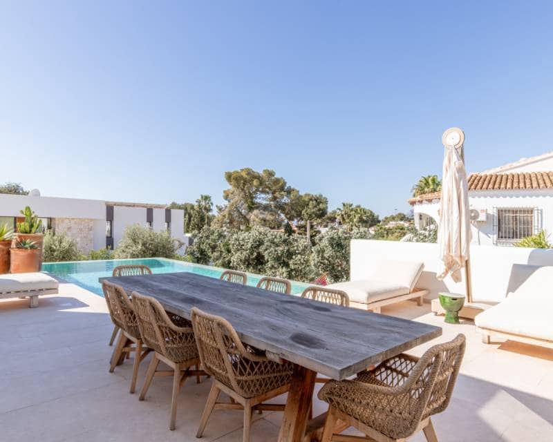 4 bedroom Villa for sale in Moraira with pool - € 2,190,000 (Ref: 9844175)