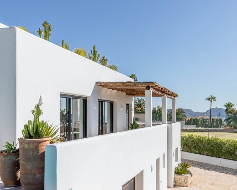 4 bedroom Villa for sale in Moraira with pool - € 2,190,000 (Ref: 9844175)