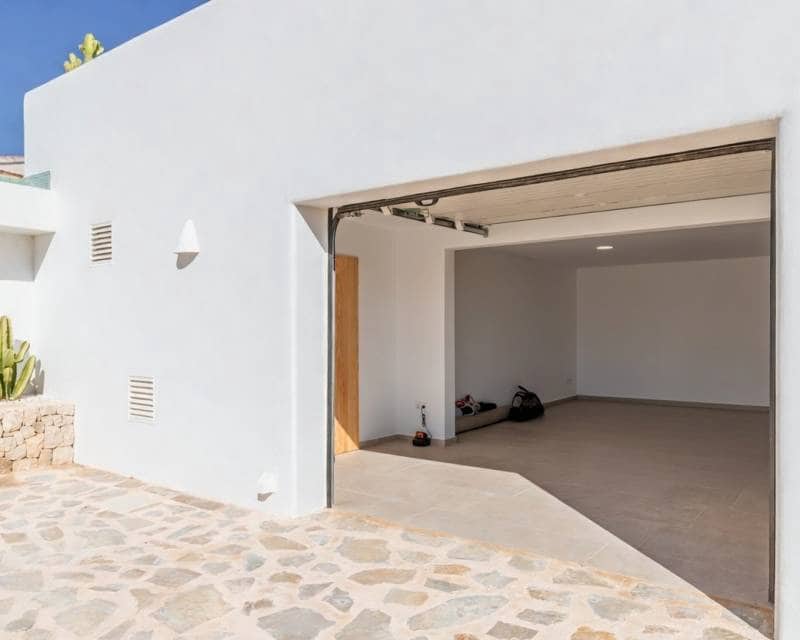 4 bedroom Villa for sale in Moraira with pool - € 2,190,000 (Ref: 9844175)