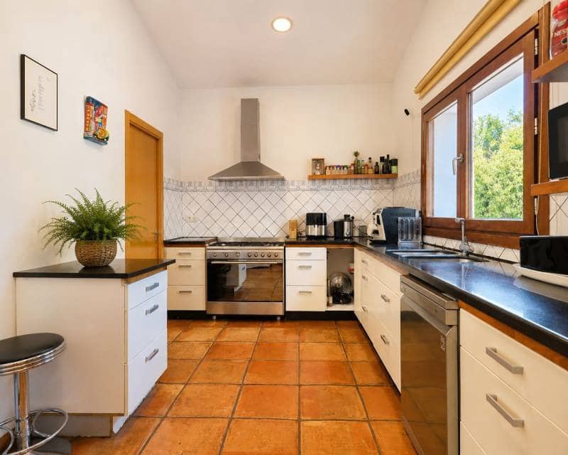 5 bedroom Villa for sale in Pamis with pool garage - € 1,400,000 (Ref: 9918883)