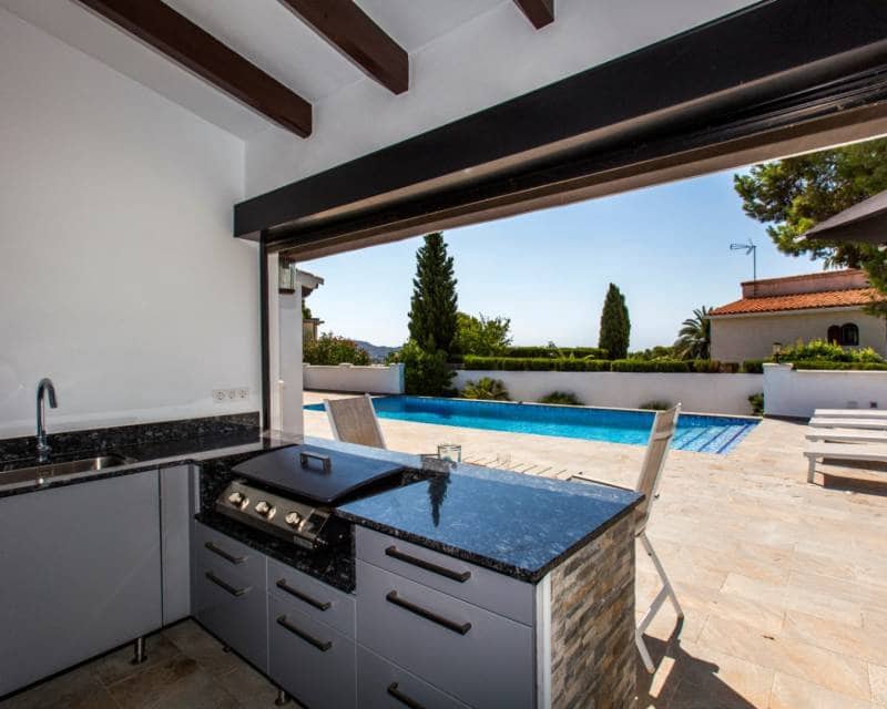 4 bedroom Villa for sale in Moraira with pool garage - € 1,195,000 (Ref: 9999272)