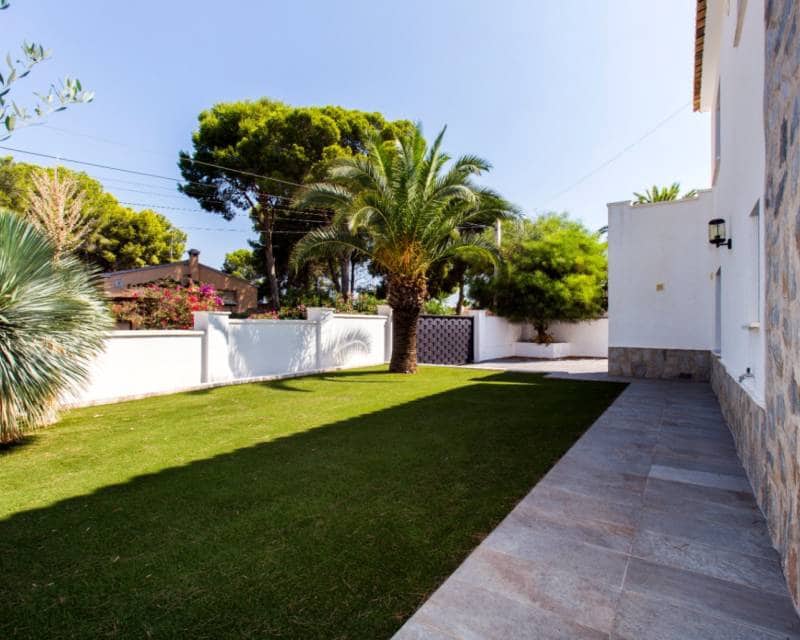 4 bedroom Villa for sale in Moraira with pool garage - € 1,195,000 (Ref: 9999272)