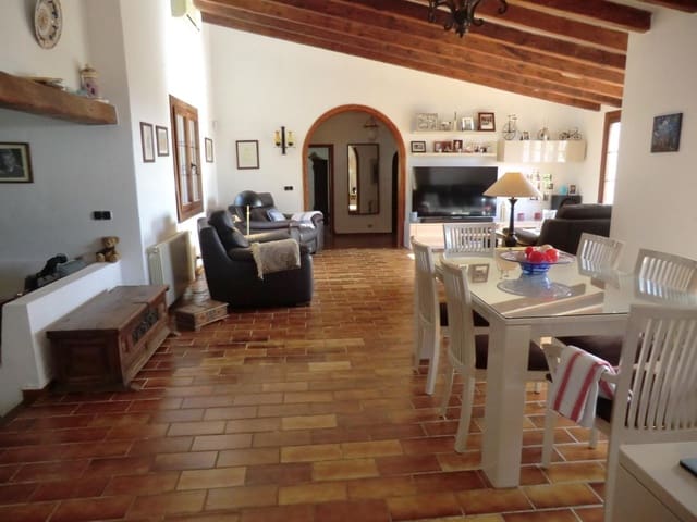 4 bedroom Villa for rent in Lloseta with pool garage - € 3,500 (Ref: 9378949)