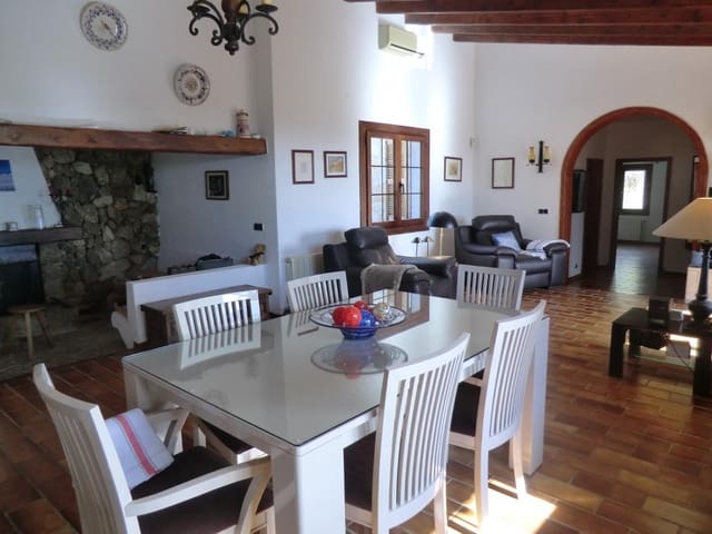 4 bedroom Villa for rent in Lloseta with pool garage - € 3,500 (Ref: 9378949)