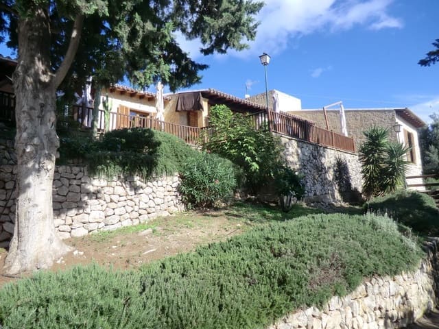 4 bedroom Villa for rent in Lloseta with pool garage - € 3,500 (Ref: 9378949)