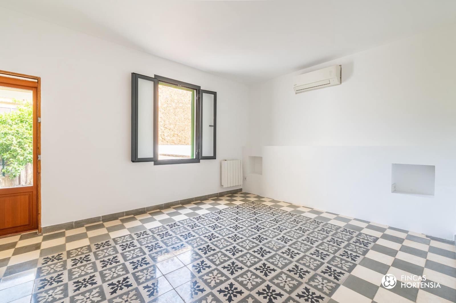 4 bedroom Townhouse for sale in Alaro with garage - € 1,050,000 (Ref: 9799164)