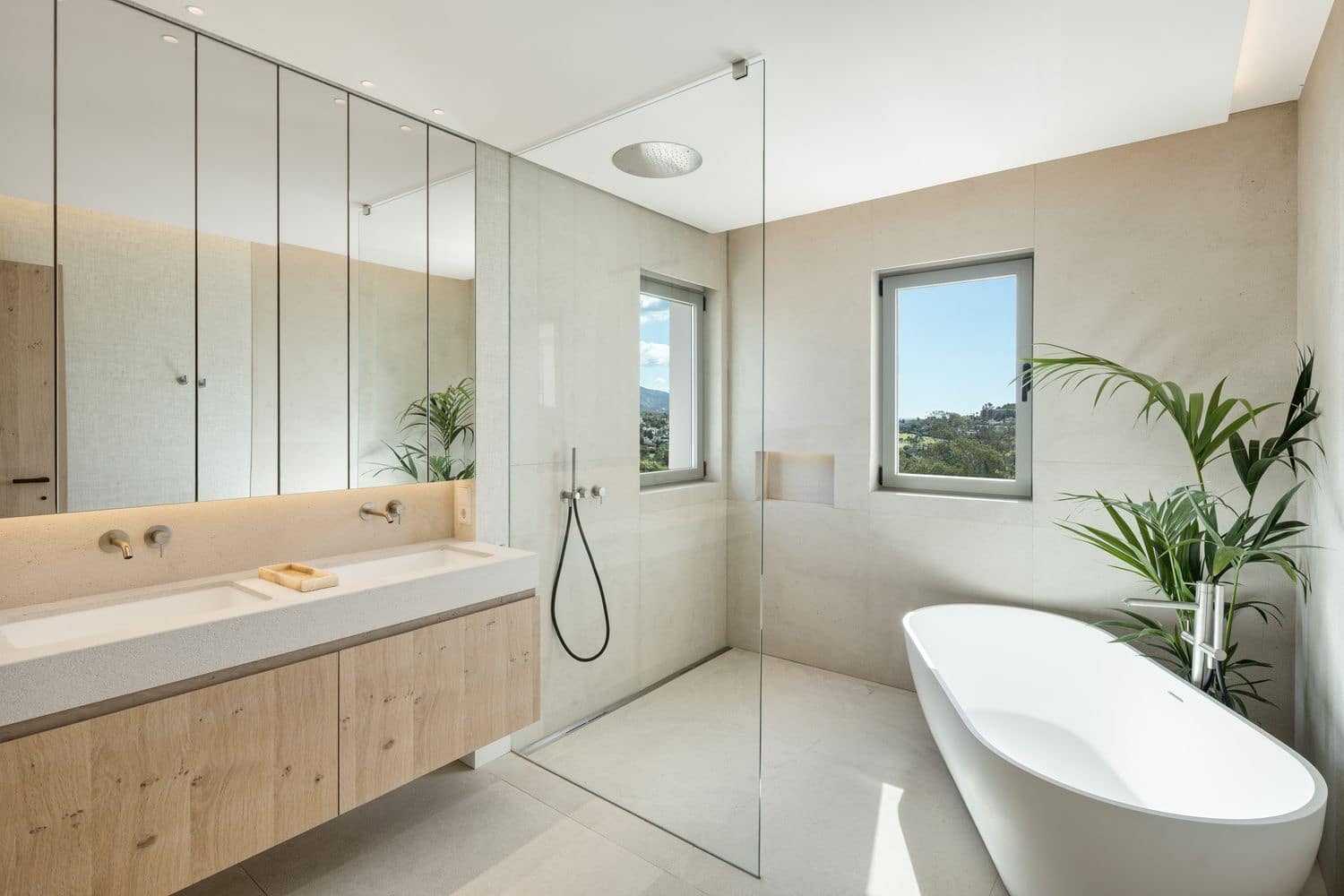 6 bedroom Villa for sale in La Quinta with pool garage - € 4,250,000 (Ref: 8509975)