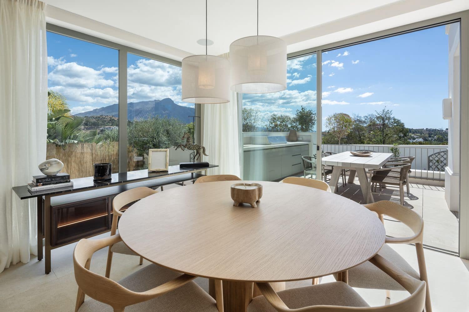 6 bedroom Villa for sale in La Quinta with pool garage - € 4,250,000 (Ref: 8509975)