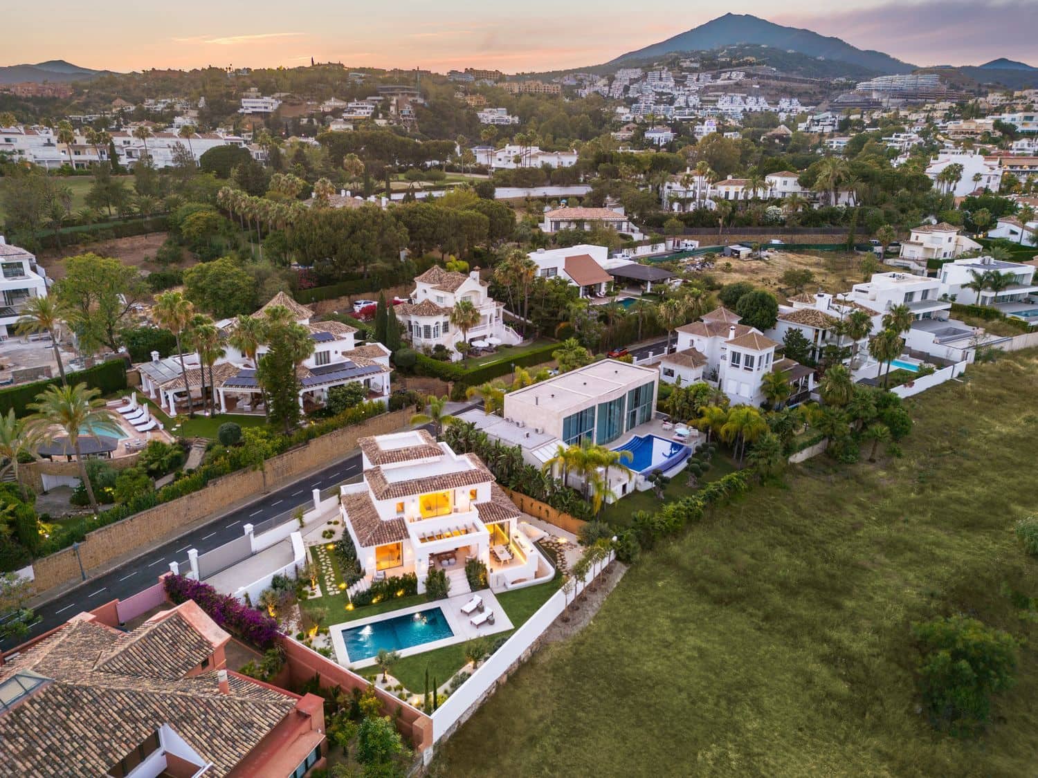 6 bedroom Villa for sale in La Quinta with pool garage - € 4,250,000 (Ref: 8509975)