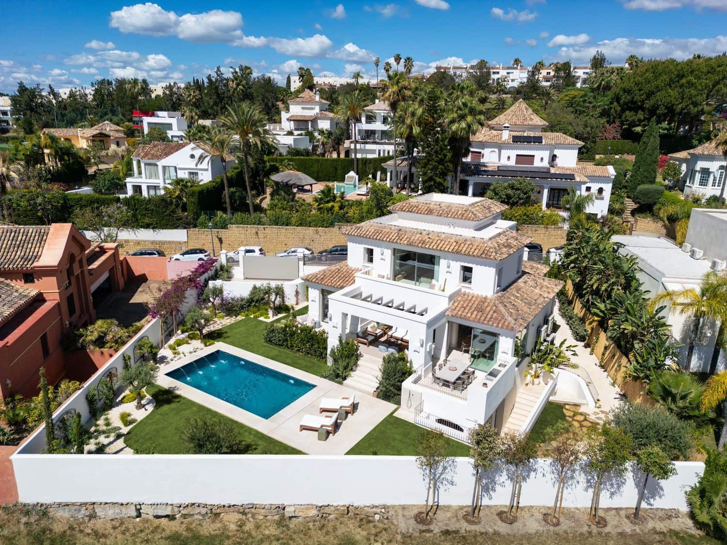 6 bedroom Villa for sale in La Quinta with pool garage - € 4,250,000 (Ref: 8509975)