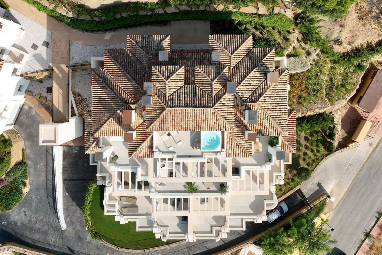 4 sypialnia Apartament na sprzedaż w Nueva Andalucia z basenem garażem - 2 895 000 € (Ref: 8527533)