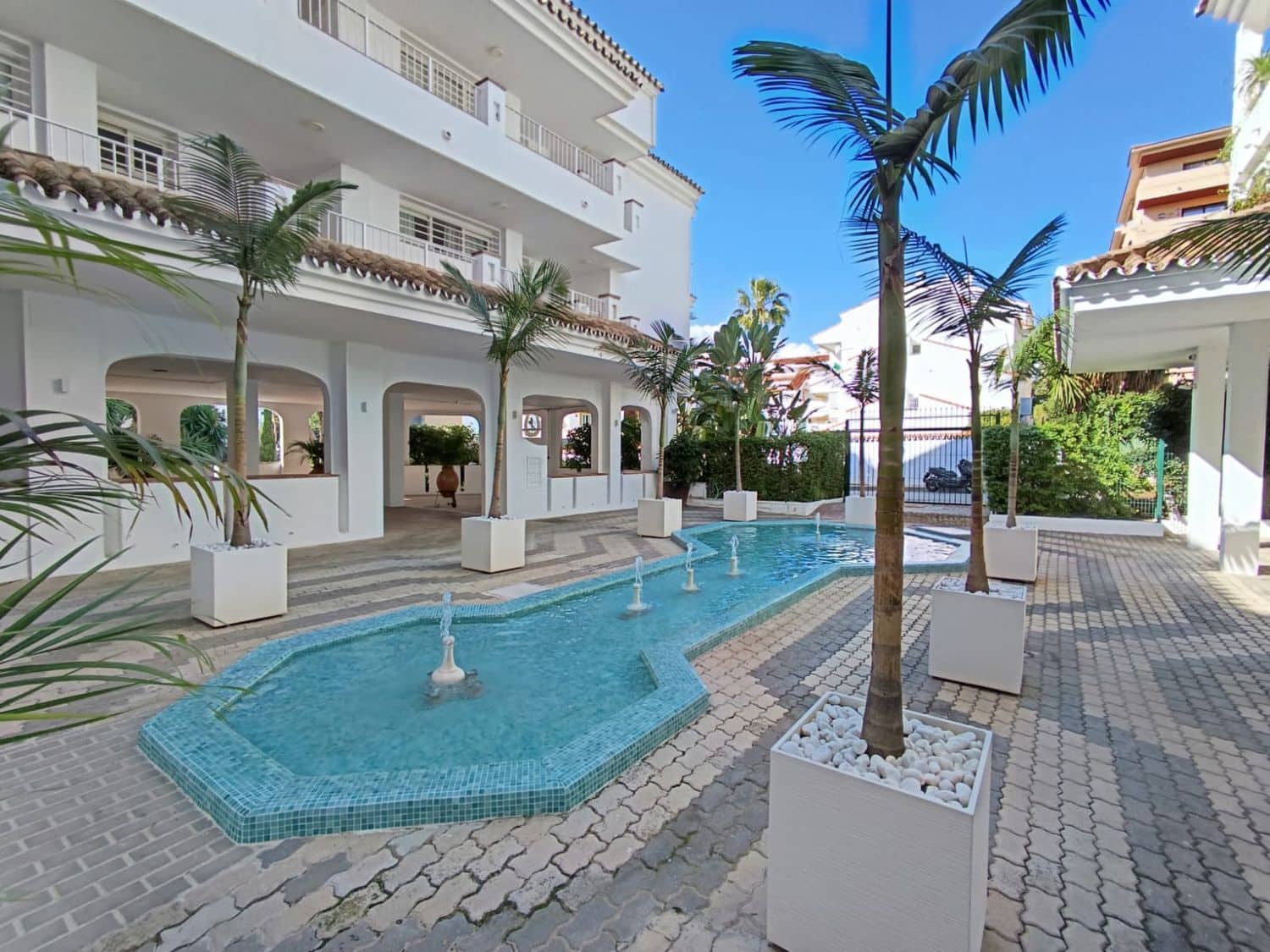 2 soverom Leilighet til salgs i Nueva Andalucia med svømmebasseng garasje - € 480 000 (Ref: 8824708)