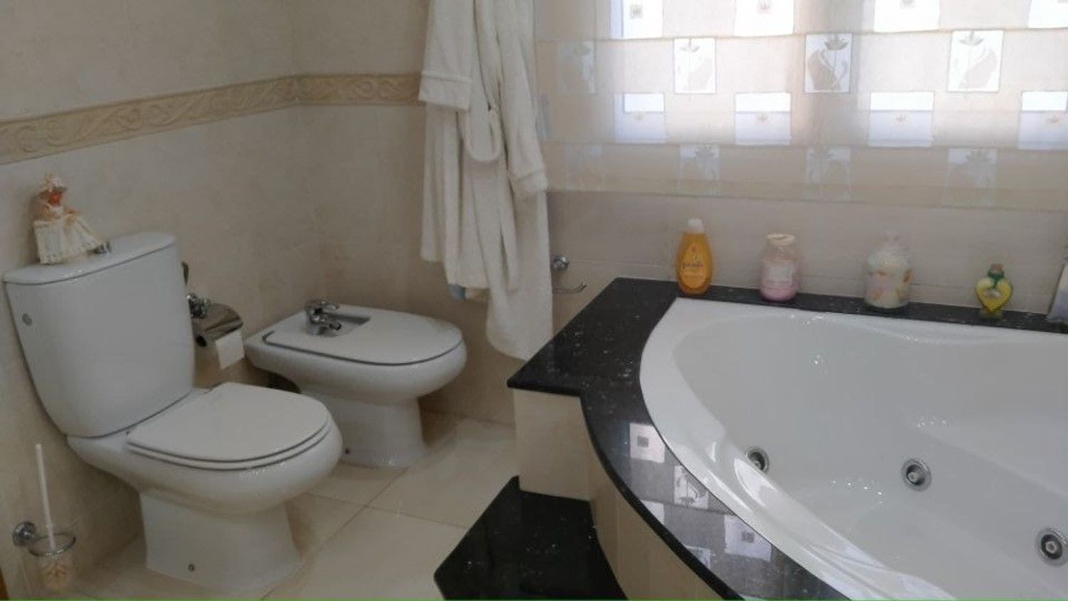 3 makuuhuone Huvila myytävänä paikassa Lloret de Mar mukana uima-altaan 
autotalli - 815 000 € (Ref: 8835988)