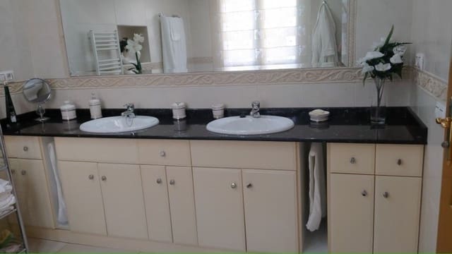 3 makuuhuone Huvila myytävänä paikassa Fenals, Lloret de Mar mukana uima-altaan 
autotalli - 815 000 € (Ref: 8835988)