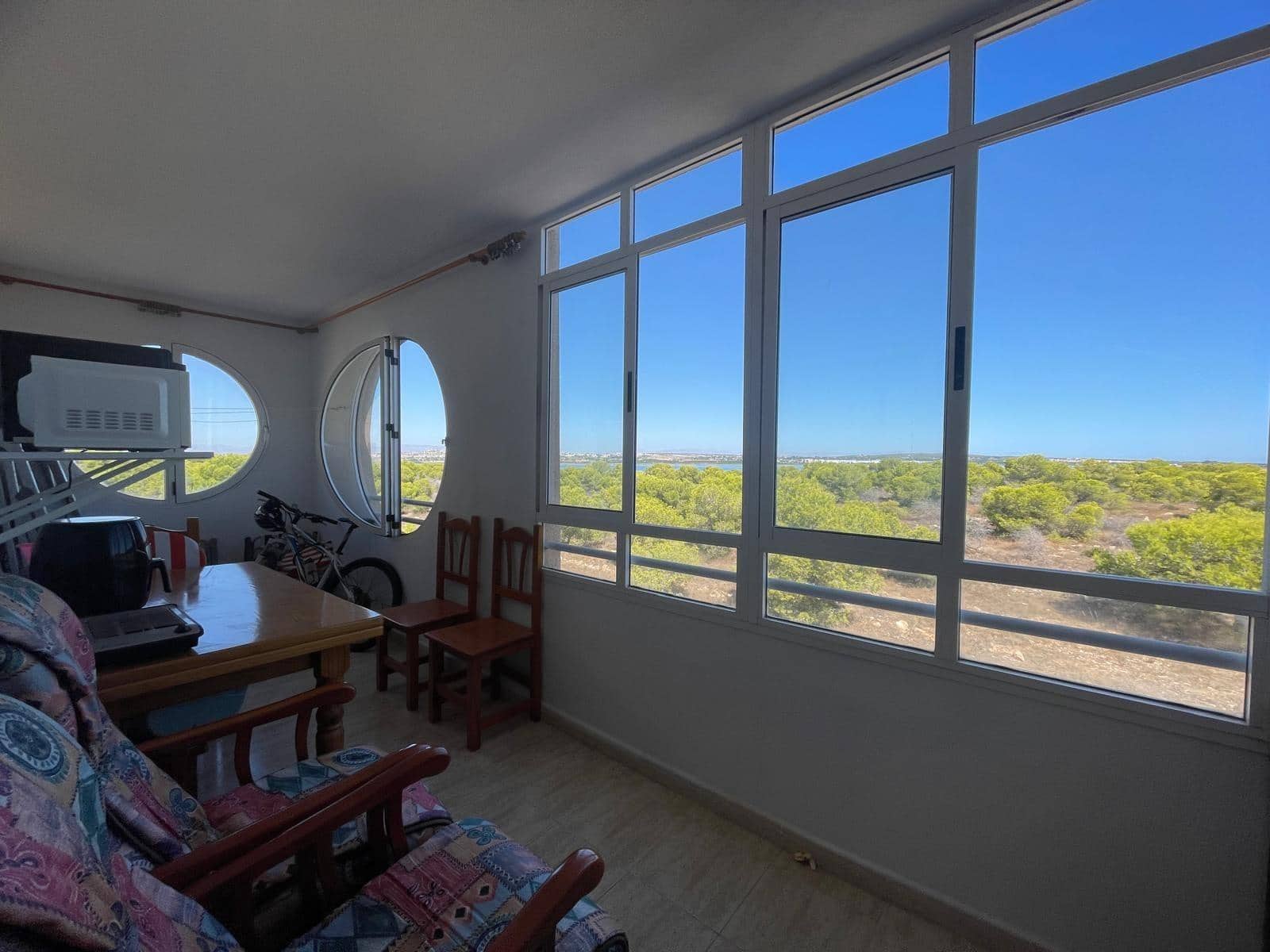 3 makuuhuone Huoneisto myytävänä paikassa Torrevieja mukana uima-altaan - 153 990 € (Ref: 10109674)