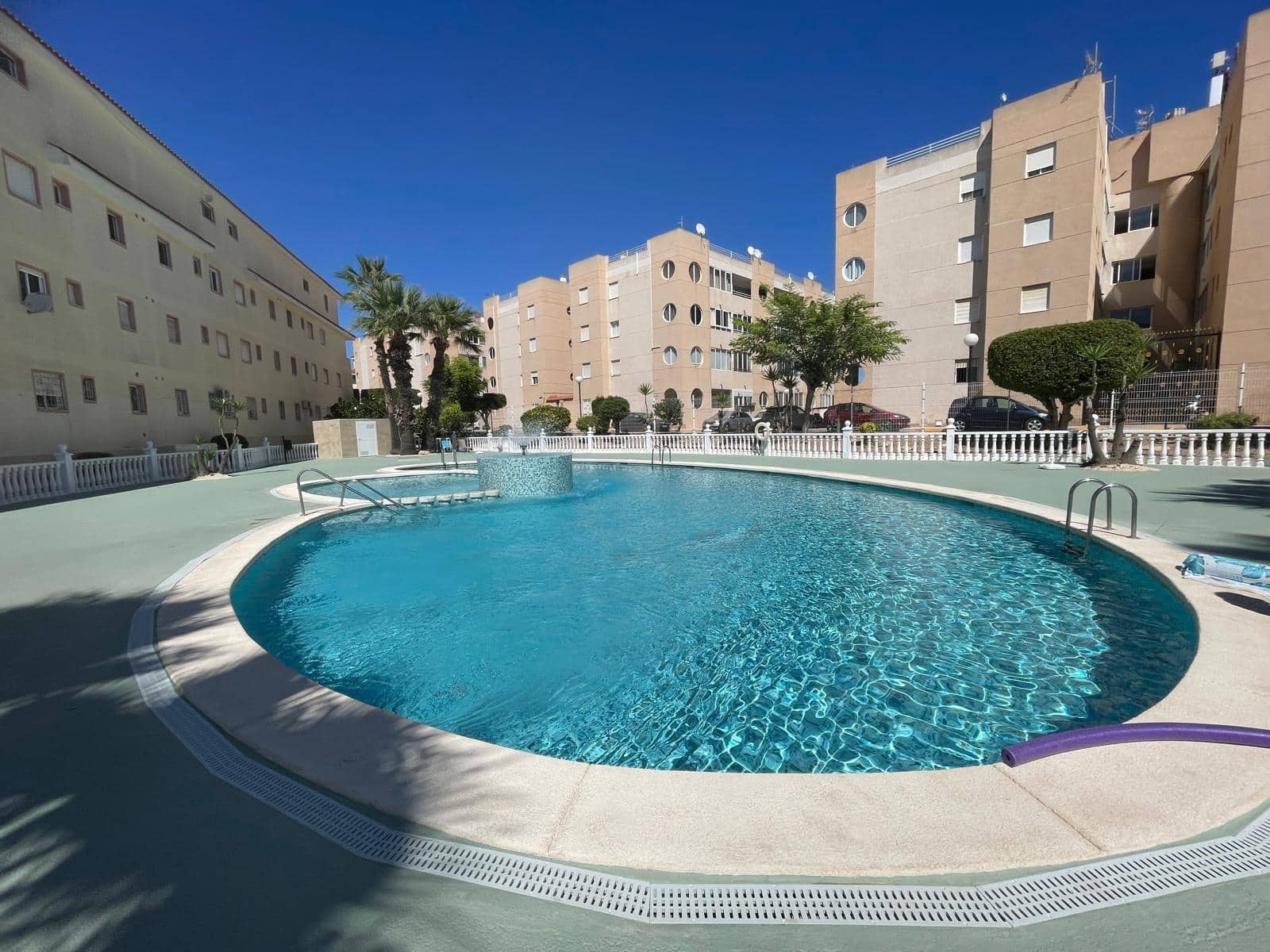 3 makuuhuone Huoneisto myytävänä paikassa Torrevieja mukana uima-altaan - 153 990 € (Ref: 10109674)