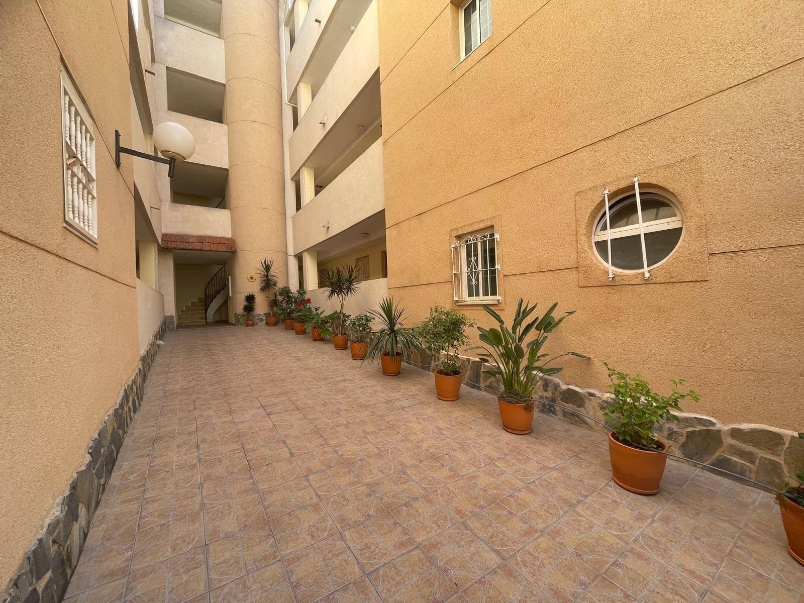 3 makuuhuone Huoneisto myytävänä paikassa Torrevieja mukana uima-altaan - 153 990 € (Ref: 10109674)