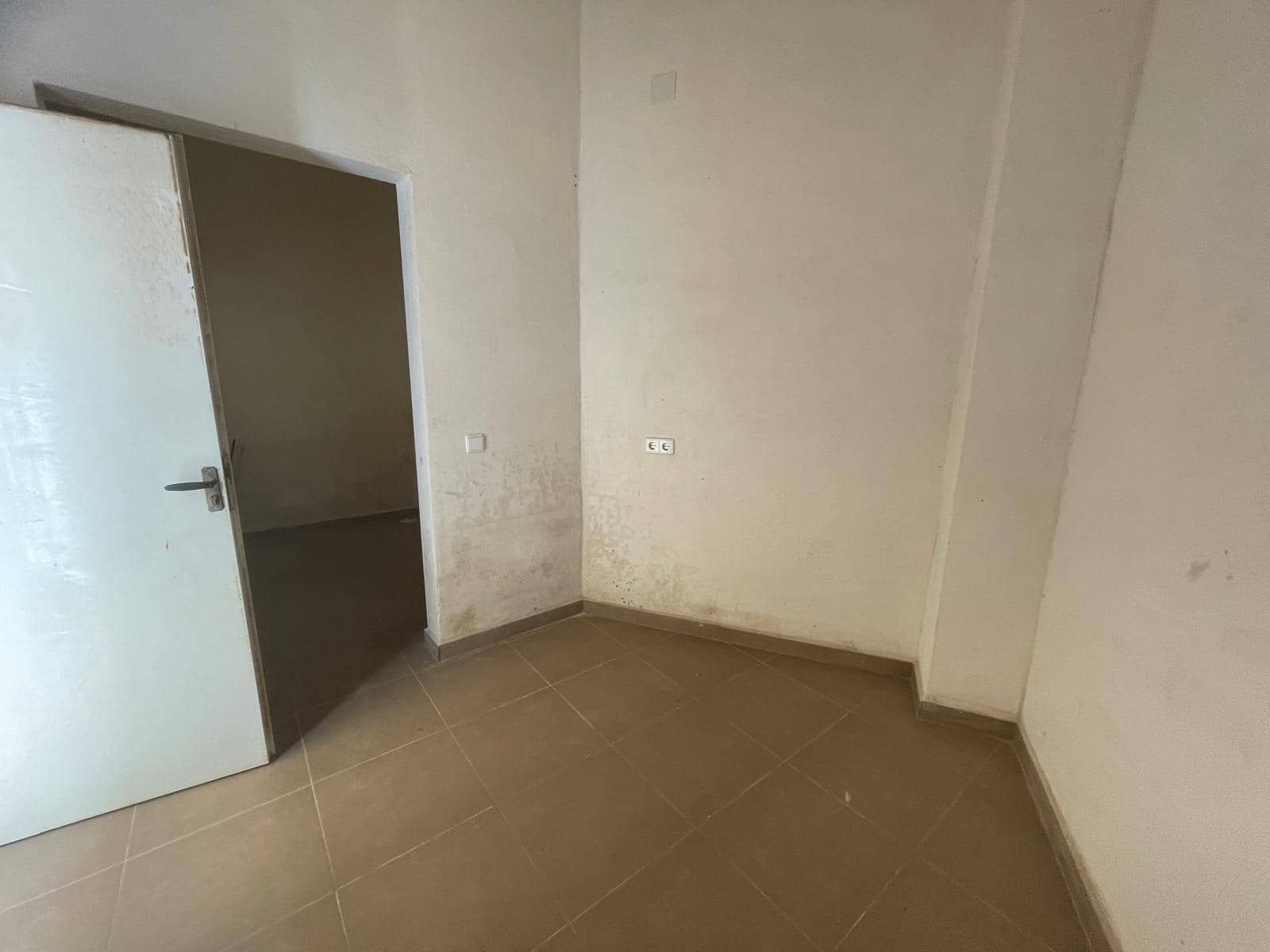 Comercial para venda em Guardamar del Segura - 85 000 € (Ref: 10120171)