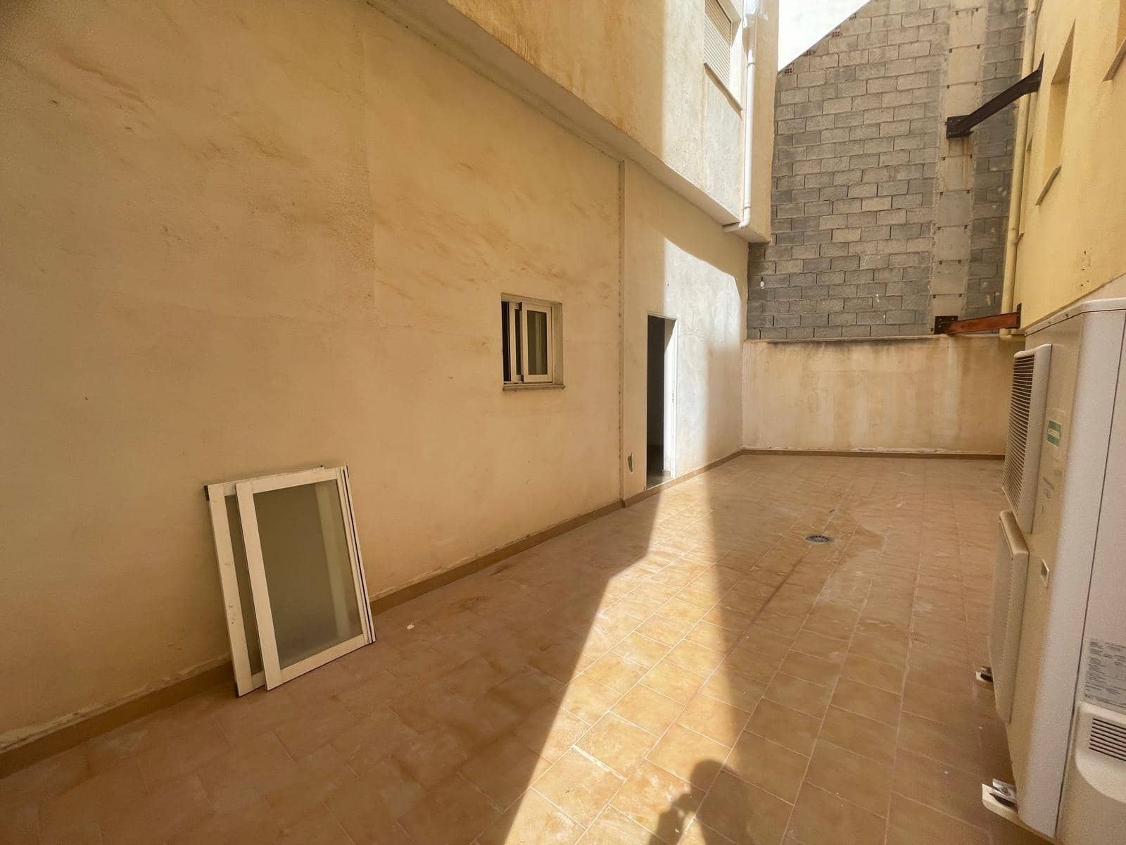 Comercial para venda em Guardamar del Segura - 85 000 € (Ref: 10120171)